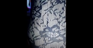 HD-720pの燃情美少女夜店黑絲妹豐腴美臀性感高跟漁網 跪於馬桶撕破黑絲後入啪啪～01